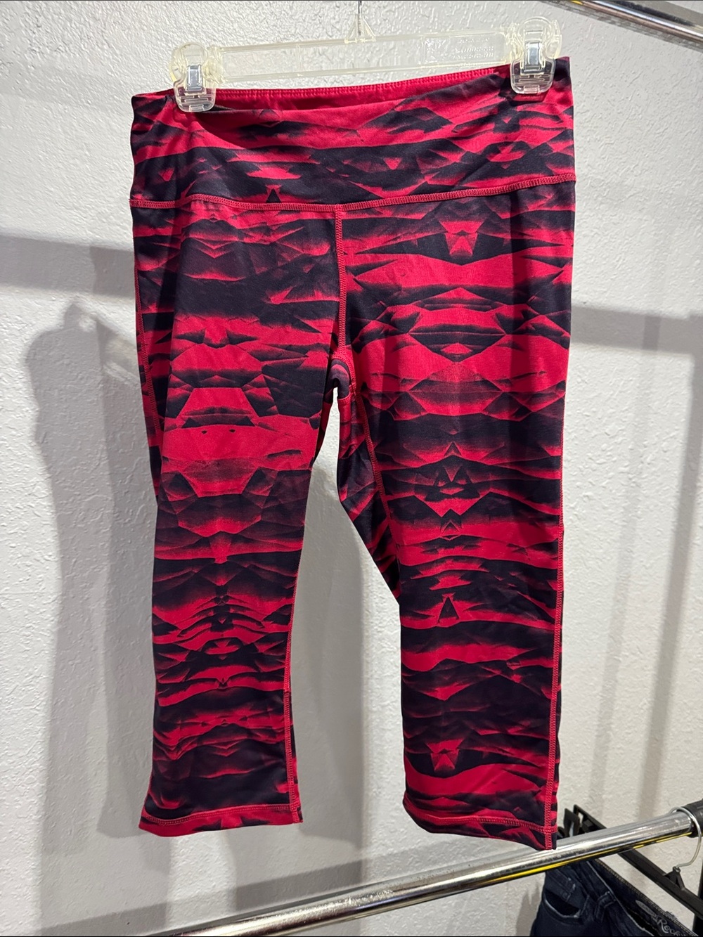 Women' Red & Black Patterned Crop Leggings